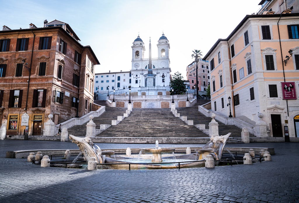 A clear view of the historic Spanish Steps and the Fontana della Barcaccia in Rome's Piazza di Spagna.